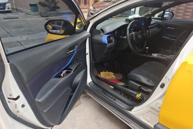 Used Toyota C-HR 2018 2.0L Luxury Sunroof Version China V Emission Standard Driver Seat