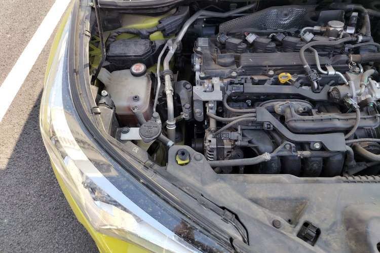 Used Toyota C-HR 2018 2.0L Leading with Sunroof China V Standard Engine Bay Right