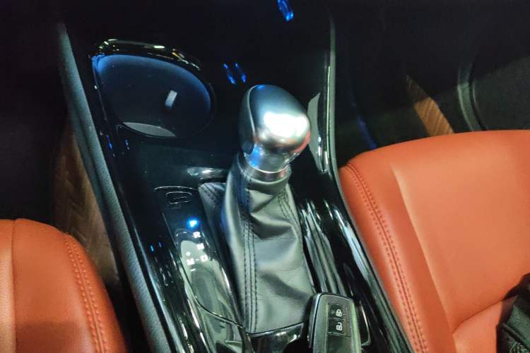 Used Toyota C-HR 2018 2.0L Leading with Sunroof China V Standard Gear Lever