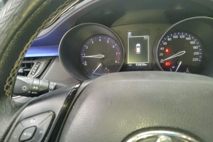 Used Toyota C-HR 2018 2.0L Leading with Sunroof China V Standard Odometer Close Up