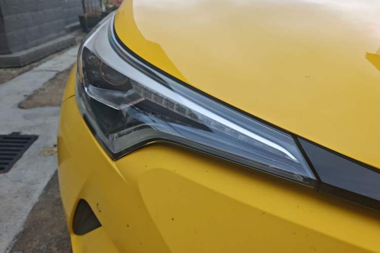 Used Toyota C-HR 2018 2.0L Luxury Sunroof Version China V Emission Standard Right Front Headlight