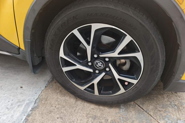 Used Toyota C-HR 2018 2.0L Luxury Sunroof Version China V Emission Standard Right Front Wheel Hub