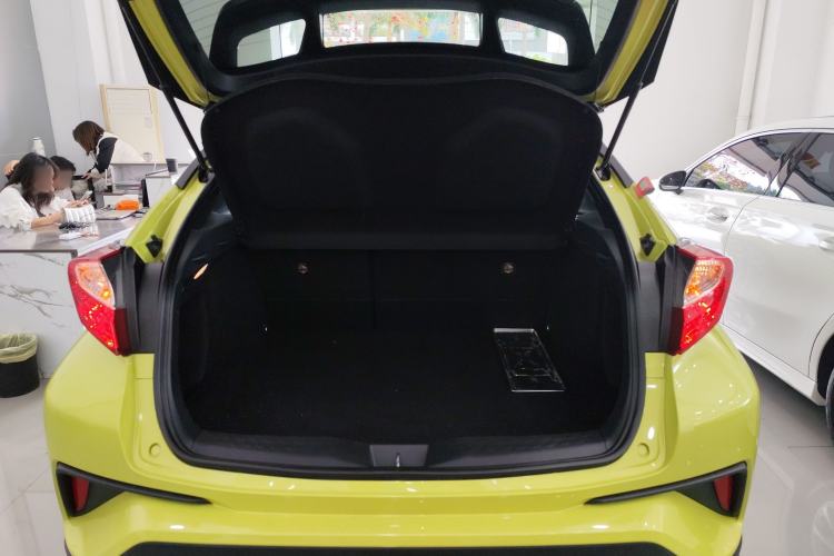 Used Toyota C-HR 2018 2.0L Leading Edition China VI Trunk