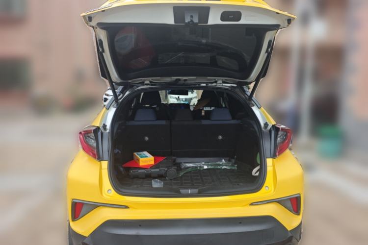 Used Toyota C-HR 2018 2.0L Luxury Sunroof Version China V Emission Standard Trunk