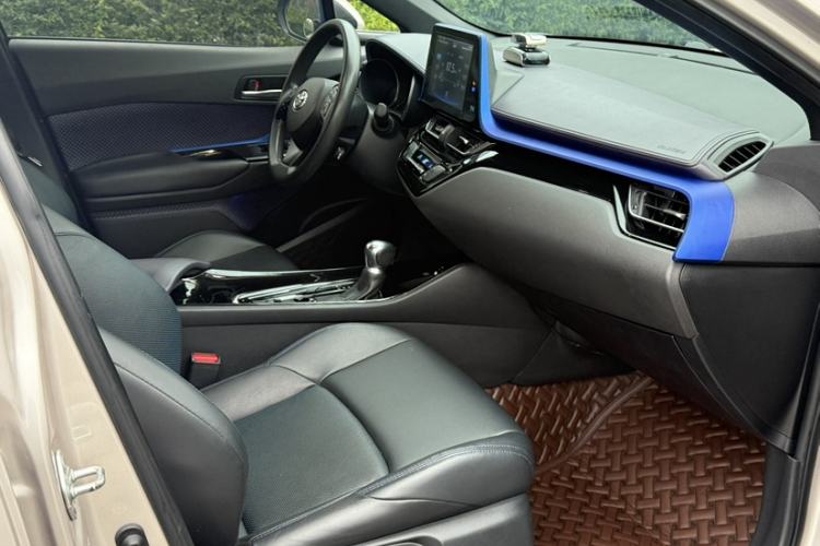 Used Toyota C-HR 2020 2.0L Leading Edition Interior 4