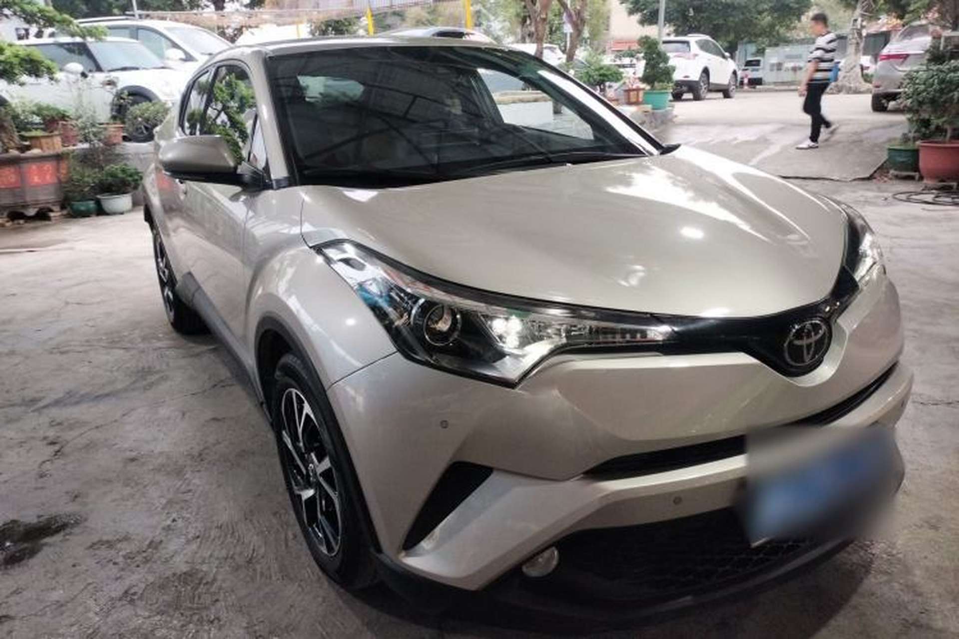 Used Toyota C-HR 2020 2.0L Leading Edition Front Right 45 Deg