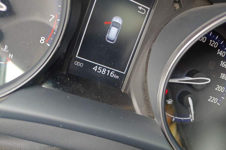 Used Toyota C-HR 2020 2.0L Comfort Edition Odometer Close Up