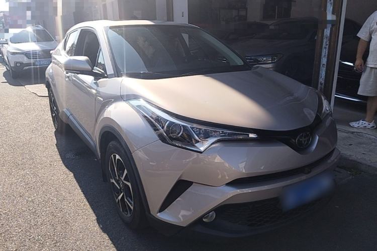 Used Toyota C-HR 2020 2.0L Leading Edition Front Right 45 Deg