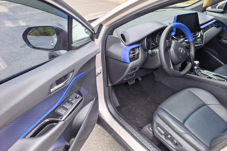 Used Toyota C-HR 2020 2.0L Leading Edition Interior 2