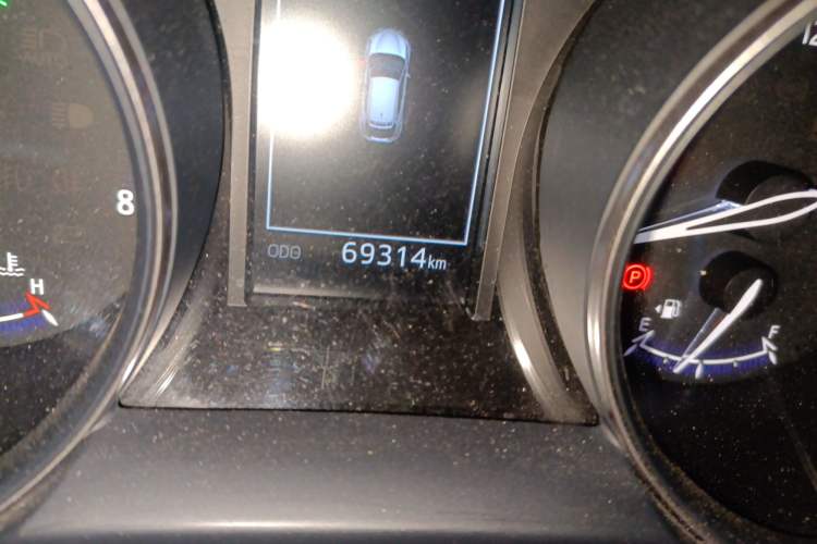 Used Toyota C-HR 2020 2.0L Leading Edition Odometer Close Up
