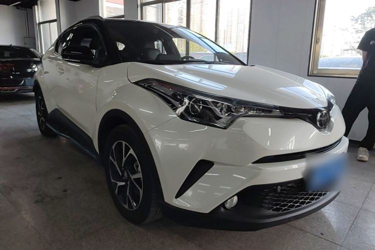 Used Toyota C-HR 2020 2.0L Leading Edition Front Right 45 Deg