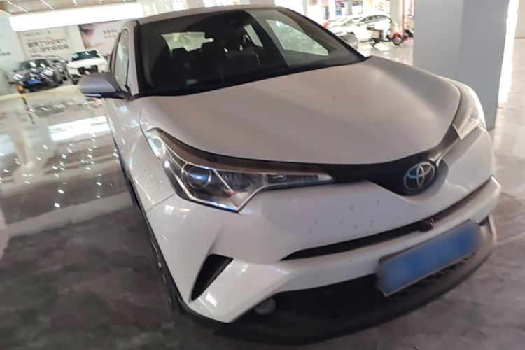 Used Toyota C-HR 2020 2.0L Leading Edition Front Right 45 Deg