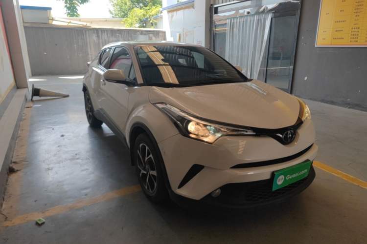 Used Toyota C-HR 2020 2.0L Leading Edition Front Right 45 Deg