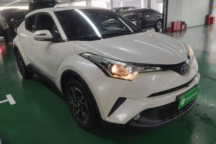 Used Toyota C-HR 2020 2.0L Leading Edition Front Right 45 Deg