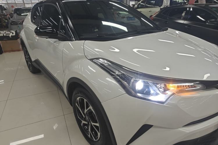 Used Toyota C-HR 2020 2.0L Leading Edition Front Right 45 Deg