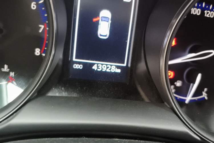 Used Toyota C-HR 2020 2.0L Leading Edition Odometer Close Up