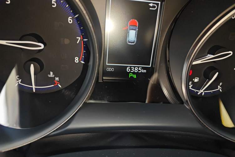 Used Toyota C-HR 2020 2.0L Luxury Edition Odometer Close Up