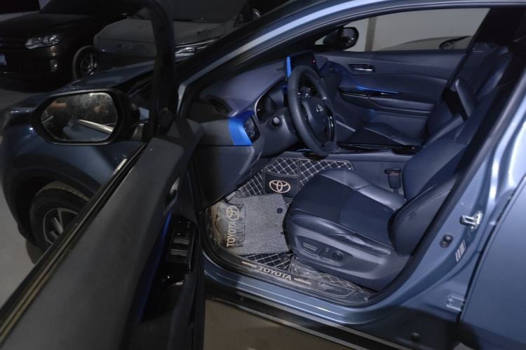 Used Toyota C-HR 2021 Dual-Motor 2.0L E-CVT Luxury Edition Interior 3