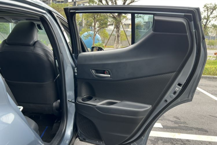 Used Toyota C-HR 2021 2.0L Luxury Edition Interior 6