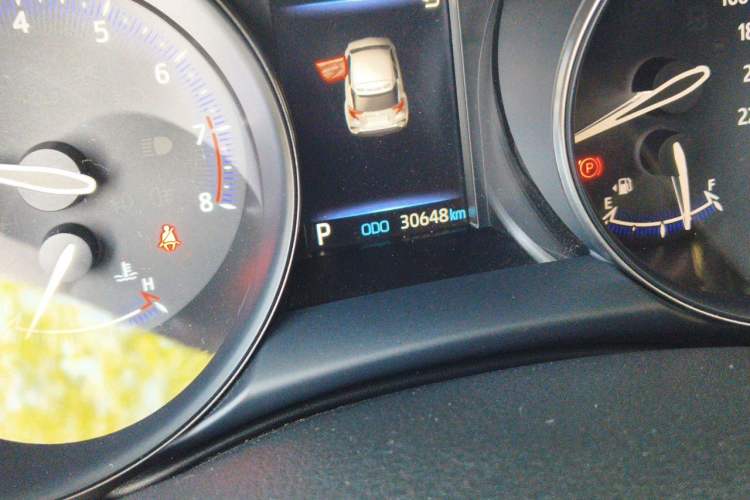 Used Toyota C-HR 2021 2.0L Luxury Edition Odometer Close Up