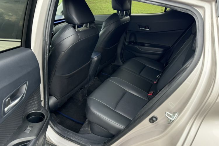Used Toyota C-HR 2021 Dual-Motor 2.0L E-CVT Luxury Edition Interior 2