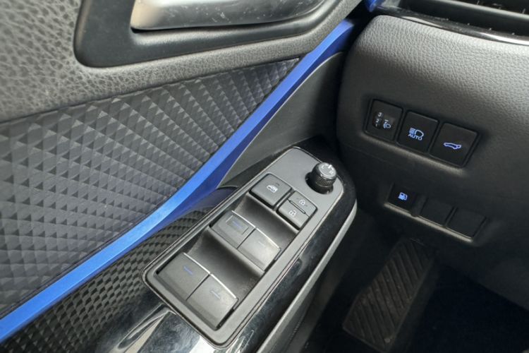 Used Toyota C-HR 2021 Dual-Motor 2.0L E-CVT Luxury Edition Interior 4