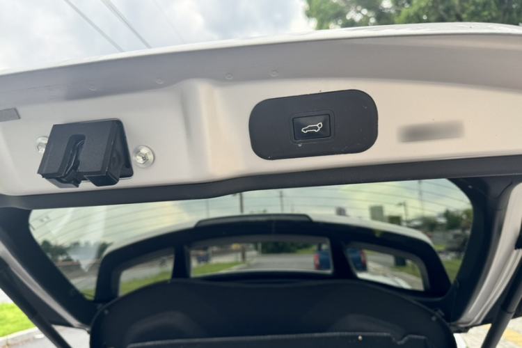 Used Toyota C-HR 2021 Dual-Motor 2.0L E-CVT Luxury Edition Interior 8