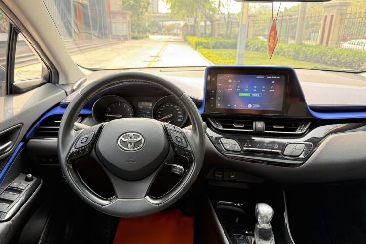 Used Toyota C-HR 2021 2.0L Luxury Edition Interior 8