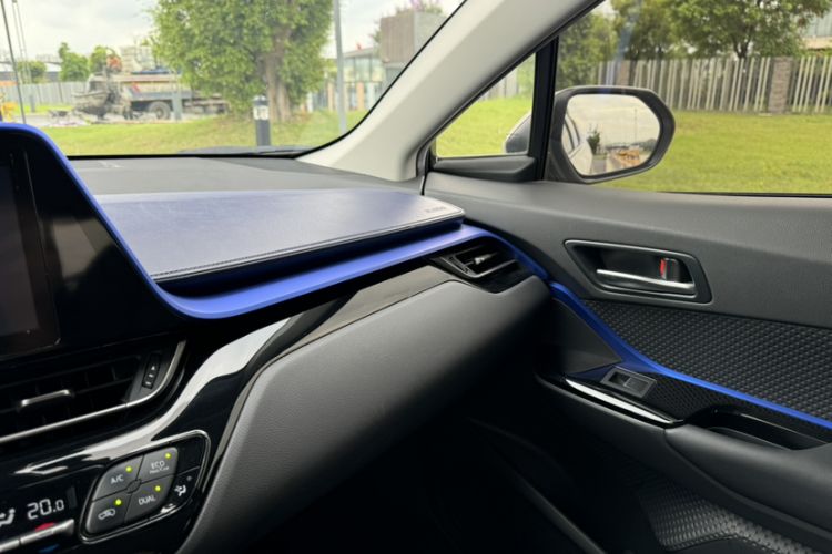 Used Toyota C-HR 2021 Dual-Motor 2.0L E-CVT Luxury Edition Interior 9