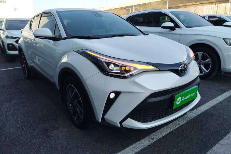 Used Toyota C-HR 2021 2.0L Luxury Edition Front Right 45 Deg