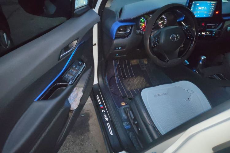 Used Toyota C-HR 2021 2.0L Luxury Edition Interior 3