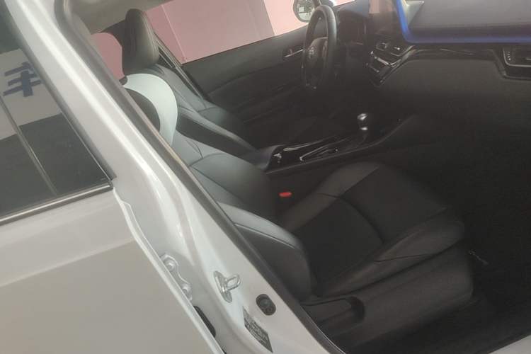 Used Toyota C-HR 2021 2.0L Luxury Edition Right Front Seat