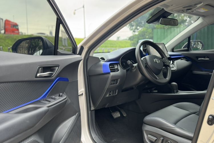 Used Toyota C-HR 2022 Dual-Engine 2.0L E-CVT Leading Edition Interior 11
