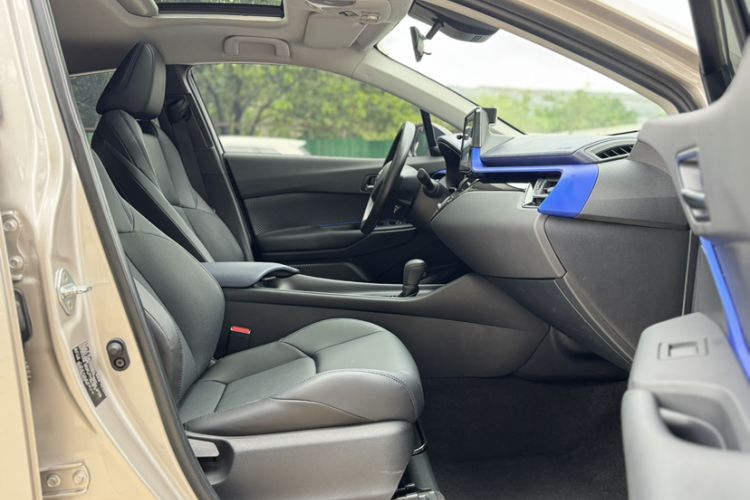 Used Toyota C-HR 2022 Dual-Engine 2.0L E-CVT Leading Edition Interior 2