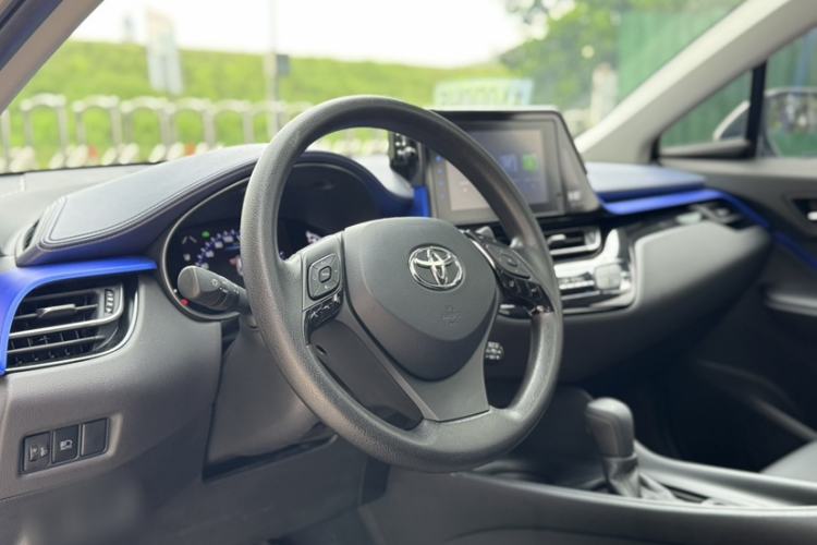 Used Toyota C-HR 2022 Dual-Engine 2.0L E-CVT Leading Edition Interior 4