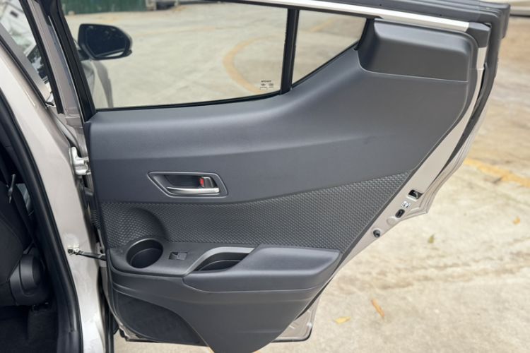 Used Toyota C-HR 2022 Dual-Engine 2.0L E-CVT Leading Edition Interior 5