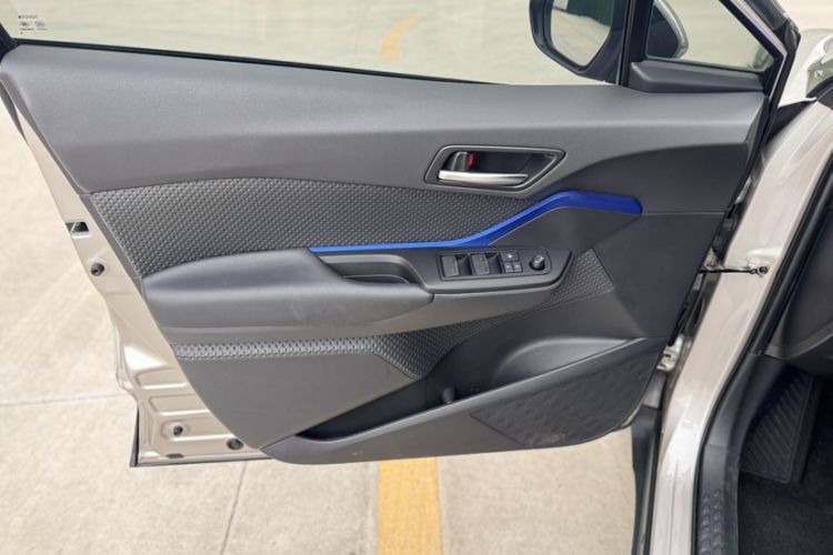 Used Toyota C-HR 2022 Dual-Engine 2.0L E-CVT Leading Edition Interior 6