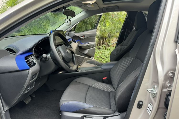 Used Toyota C-HR 2022 Dual-Motor 2.0L E-CVT Comfort Edition Interior 6