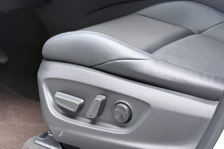 Used Toyota C-HR 2022 2.0L Leading Edition Interior 2