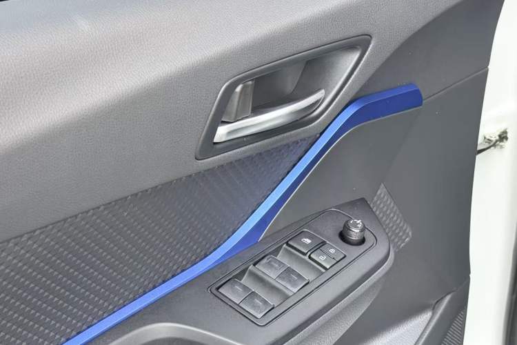 Used Toyota C-HR 2022 2.0L Leading Edition Interior 3