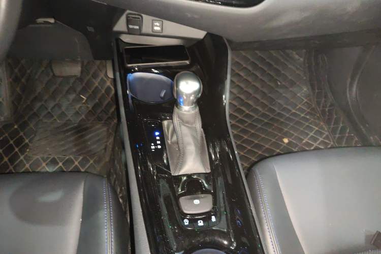 Used Toyota C-HR 2023 2.0L Luxury Edition Gear Lever
