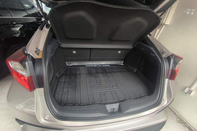 Used Toyota C-HR 2023 2.0L Smart Electric Hybrid Dual-Engine Comfort Version Trunk