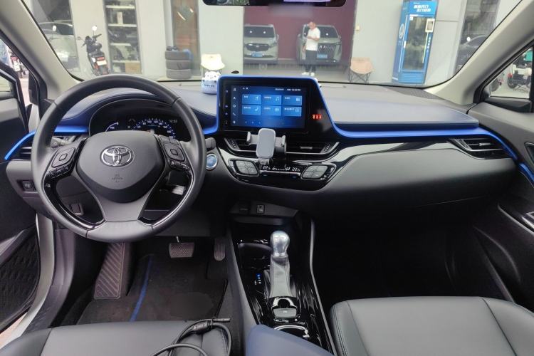 Used Toyota C-HR 2023 2.0L Smart Electric Hybrid Dual-Engine Luxury Edition Center Console