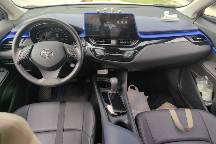 Used Toyota C-HR 2023 2.0L Smart Electric Hybrid Dual-Engine Comfort Version Center Console
