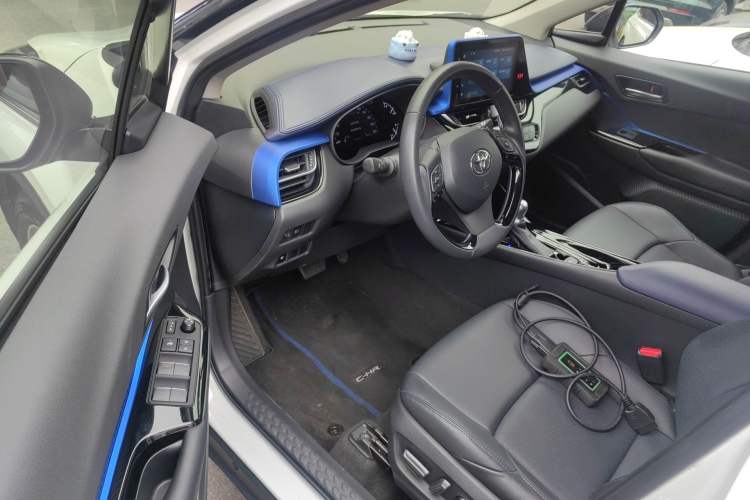 Used Toyota C-HR 2023 2.0L Smart Electric Hybrid Dual-Engine Luxury Edition Driver Seat