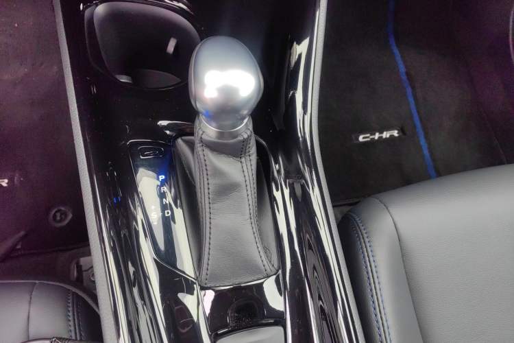 Used Toyota C-HR 2023 2.0L Smart Electric Hybrid Dual-Engine Luxury Edition Gear Lever
