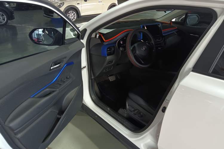 Used Toyota C-HR 2023 2.0L Leading Edition Interior 3