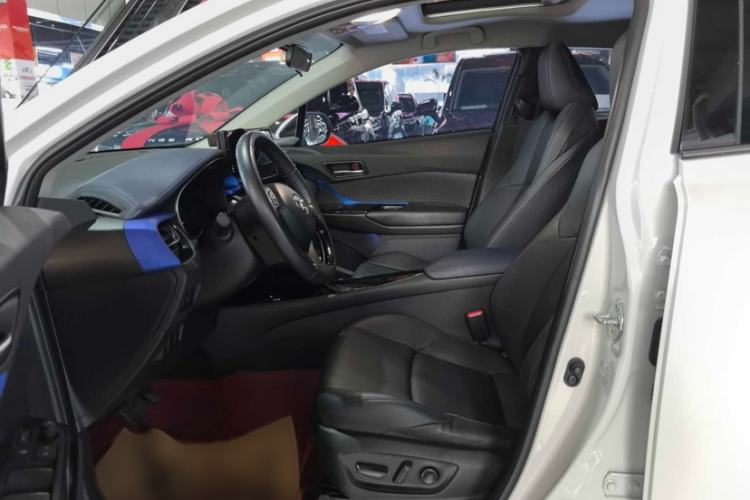 Used Toyota C-HR 2023 2.0L Luxury Edition Interior 4