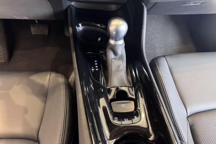Used Toyota C-HR 2023 2.0L Luxury Edition Interior 4