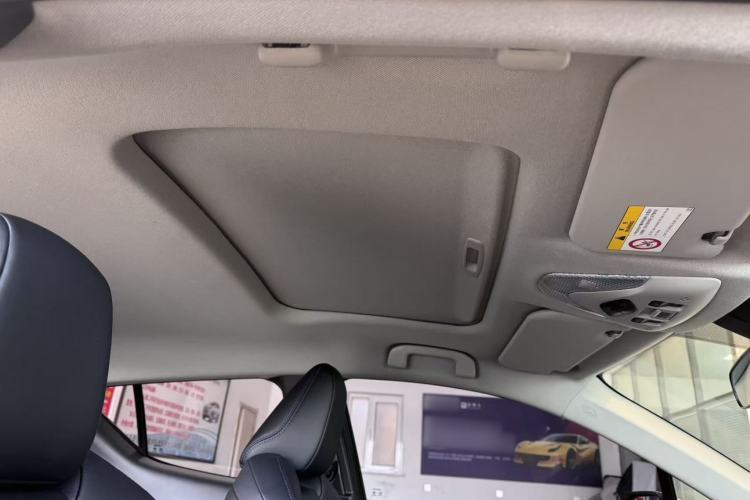 Used Toyota C-HR 2023 2.0L Luxury Edition Interior 6